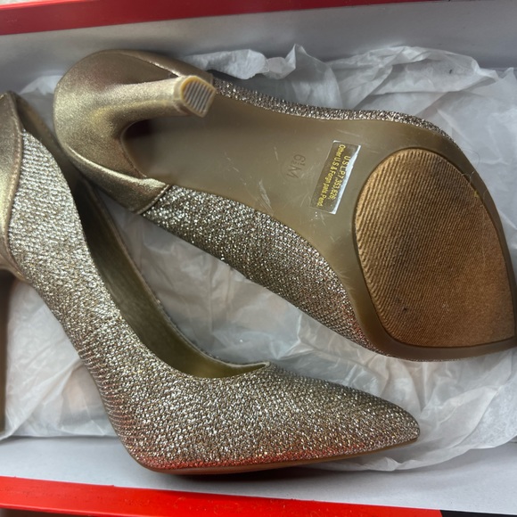 GUESS Heels - Picture 3 of 4